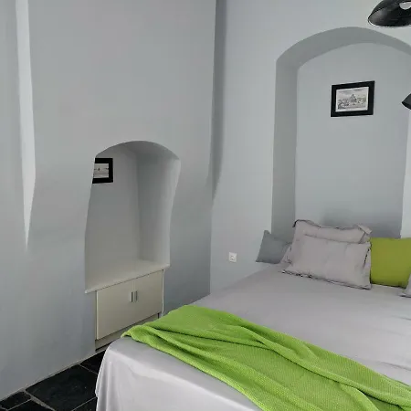 Cozy Central With Private Garden Nyaraló