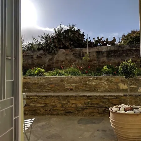 Cozy Central With Private Garden Nyaraló *